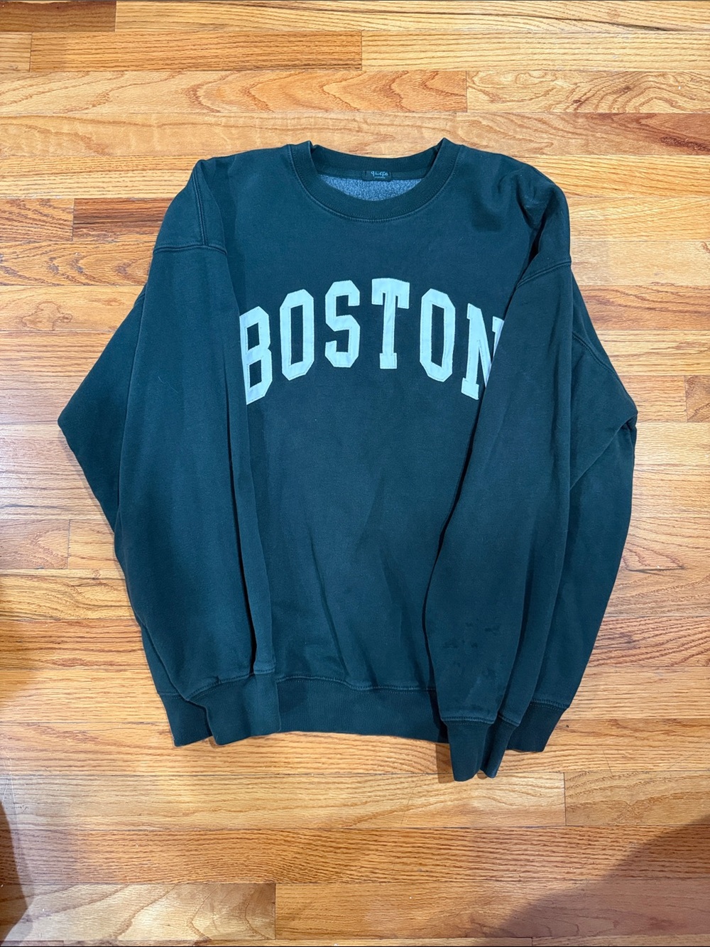 Boston Graphic Crewneck brandy Melville
Small stain on sleeve not noticeable